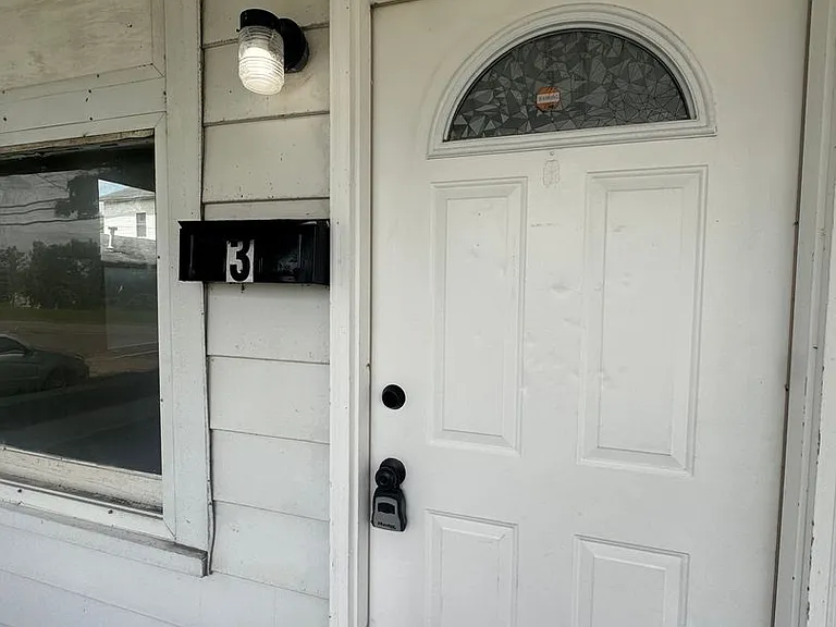 1117 N B St — Photo 2