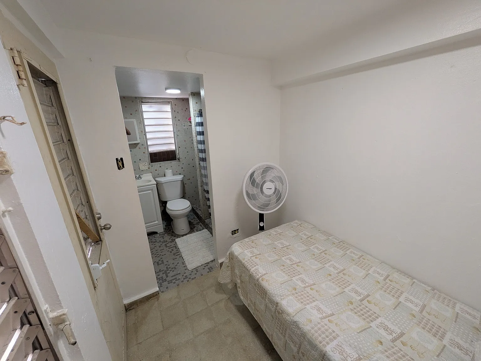 Studio, 100 sqft, $500 — Photo 3