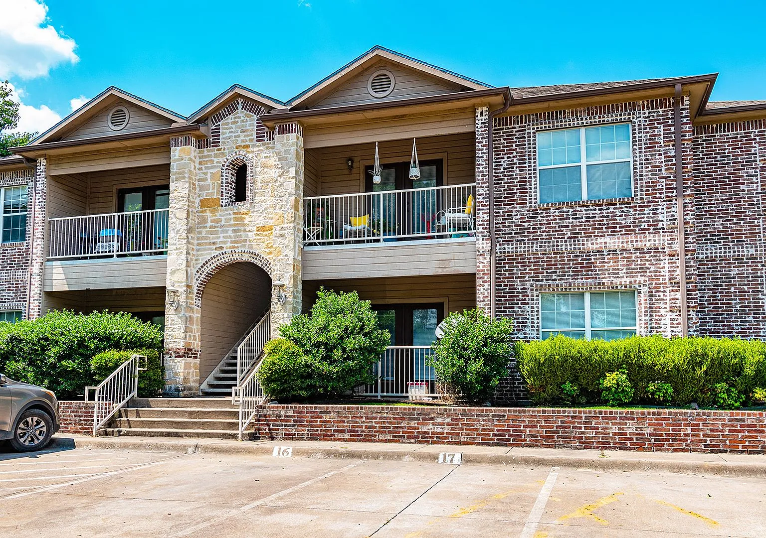 Stonegate Apartments. — Photo 1