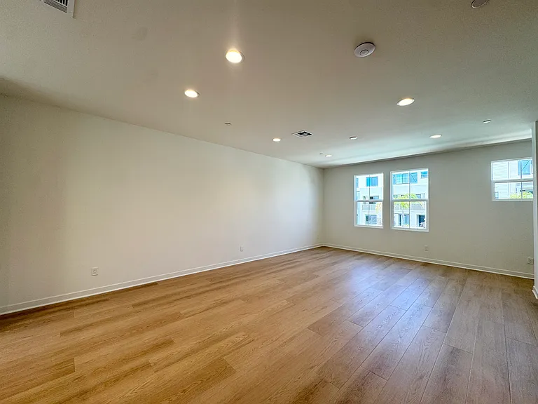 2554 Delphinium Ln — Photo 5