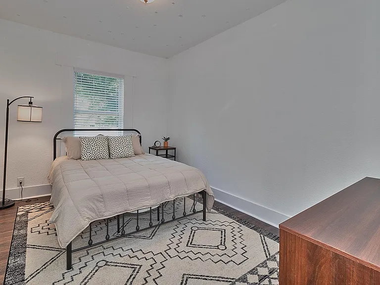 811 E Genesee St — Photo 36