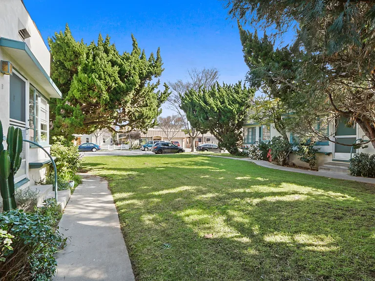 2202-2206 20th St in Santa Monica! Near Ocean Park Blvd. — Photo 3