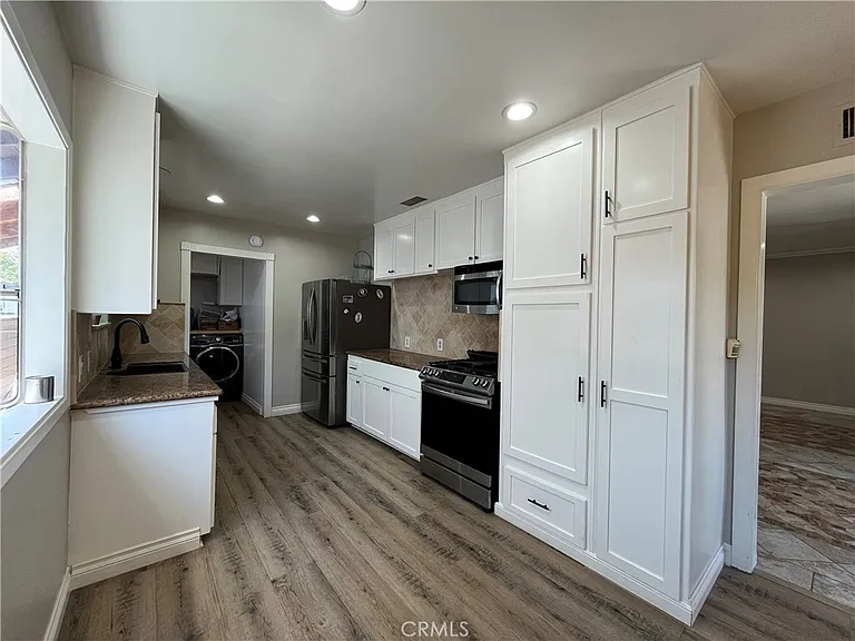 15358 Leadwell St — Photo 6