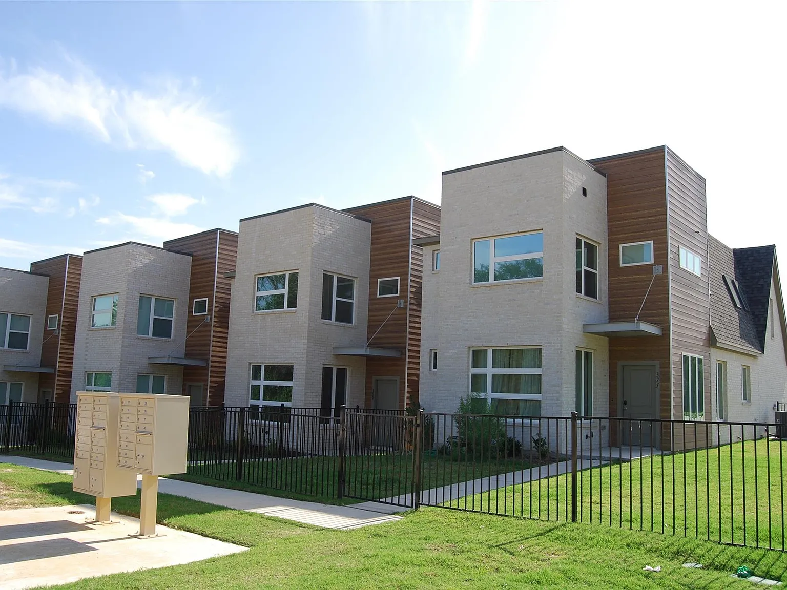 3 bed, 2.5 bath, 1844 sqft, $2,850 — Photo 2