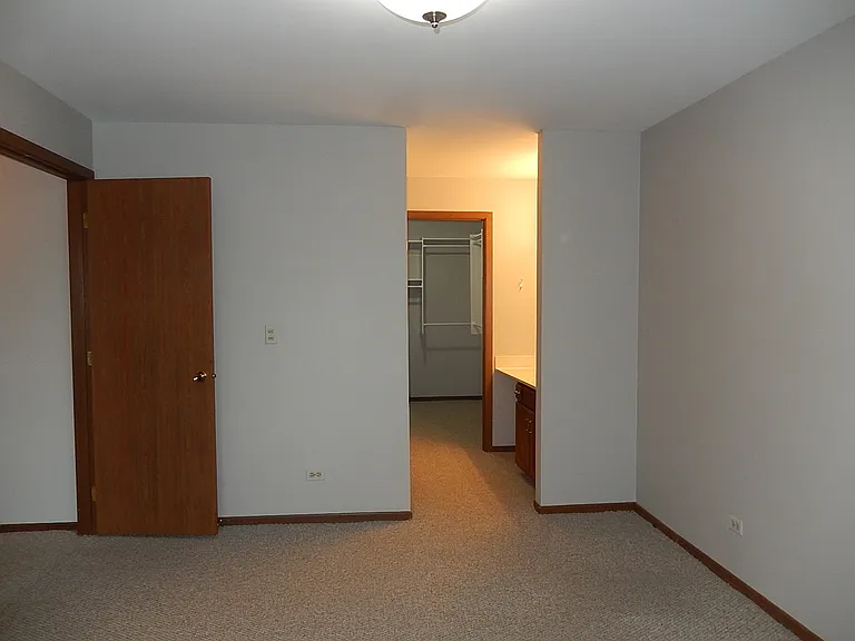 975 Westchester Cir — Photo 6