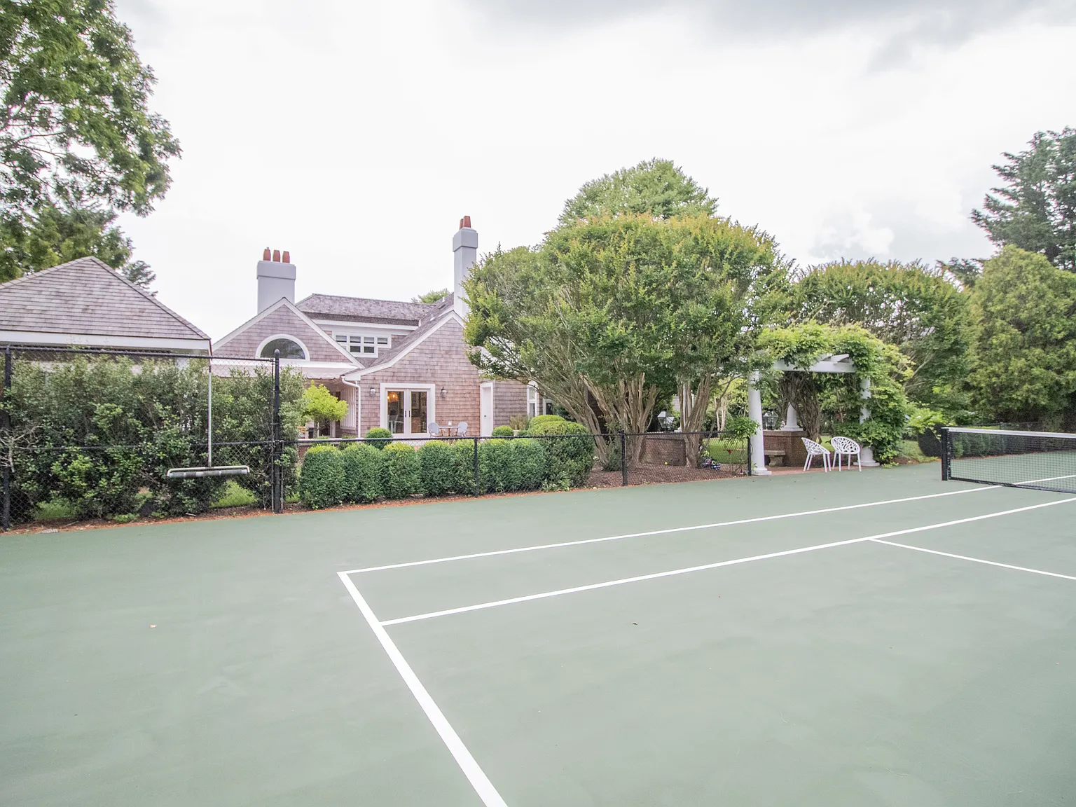 Beautiful Southampton Village Retreat Pool + Tennis — Photo 1