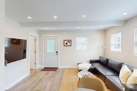 2 bed, 1000 sqft, $2,150 — Photo 2