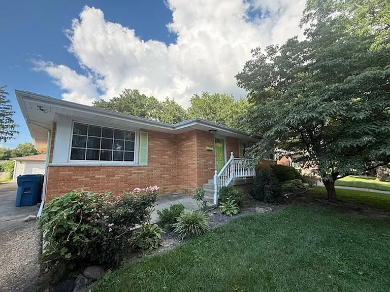 2125 Brentwood Dr — Photo 2