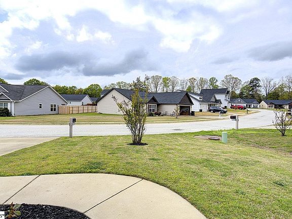 4th image of 450 Peaksview Dr