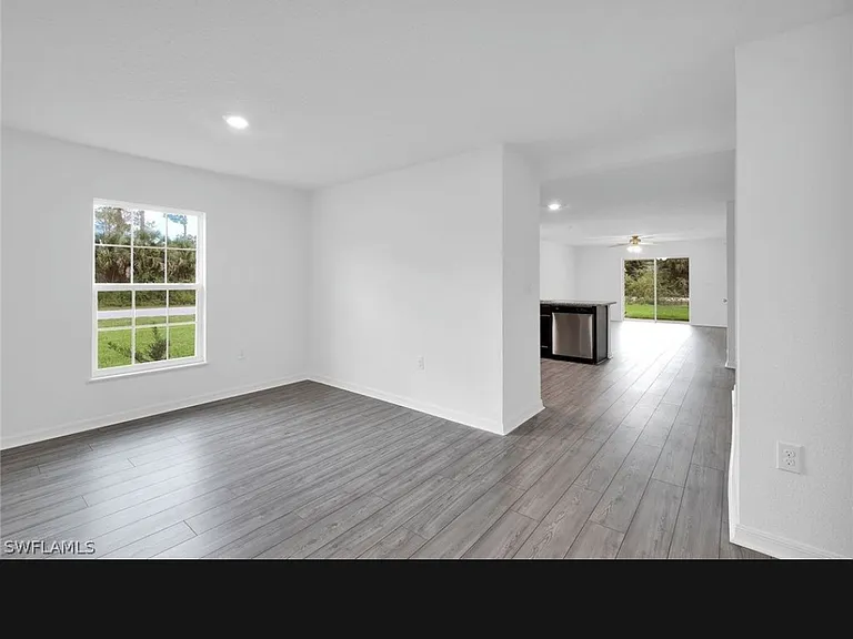 2720 NE 7th Place Cpe — Photo 2