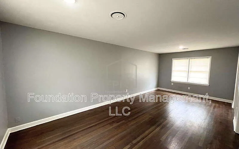 3 bed, 1.0 bath, 1054 sqft, $1,495 — Photo 4