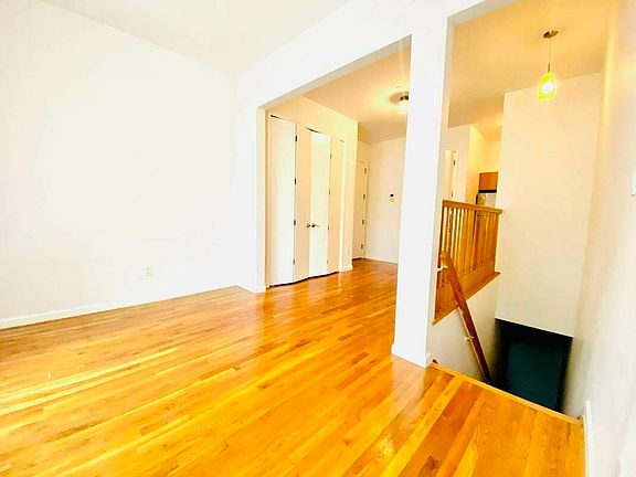 4th image of 976 Myrtle Ave #1R
