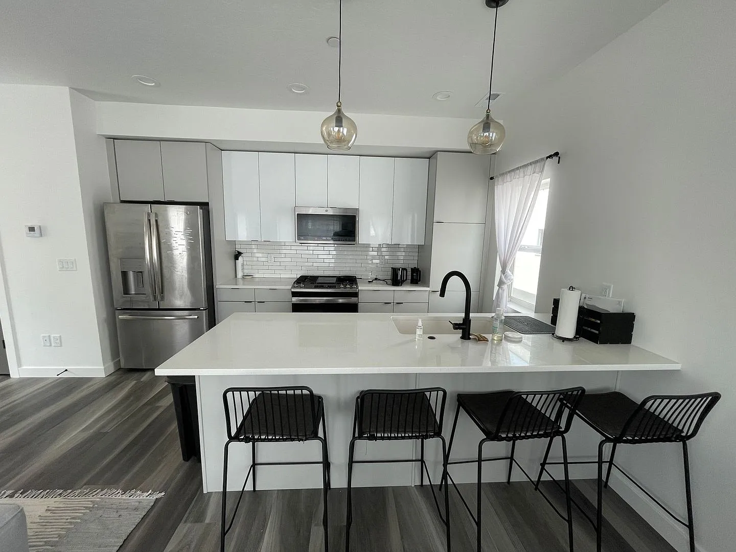 Stunning 2 Bed 2.5 Bath Townhome! — Photo 2