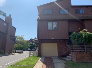 27 Gateway Dr, Staten Island, NY