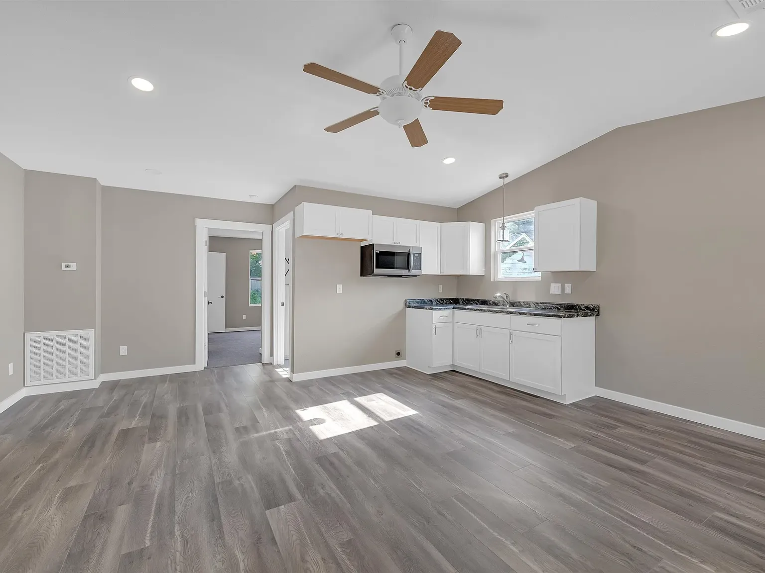 3 bed, 952 sqft, $1,200 — Photo 2