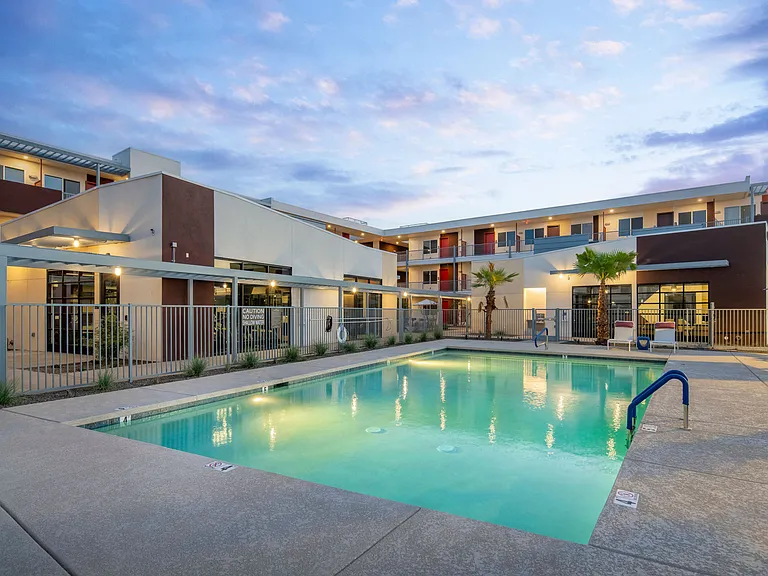Pool at Streamliner 67th
