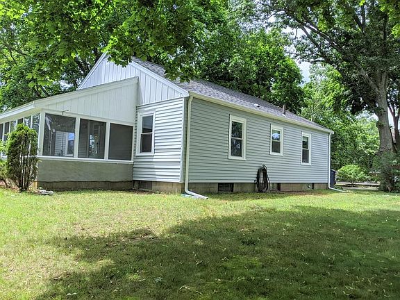 2nd image of 10 Lakeview Park Ln