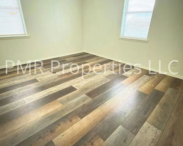 1411 NW Hoover Ave — Photo 7
