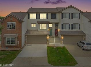 315 Oak Ridge Dr, Pontiac, MI 48341