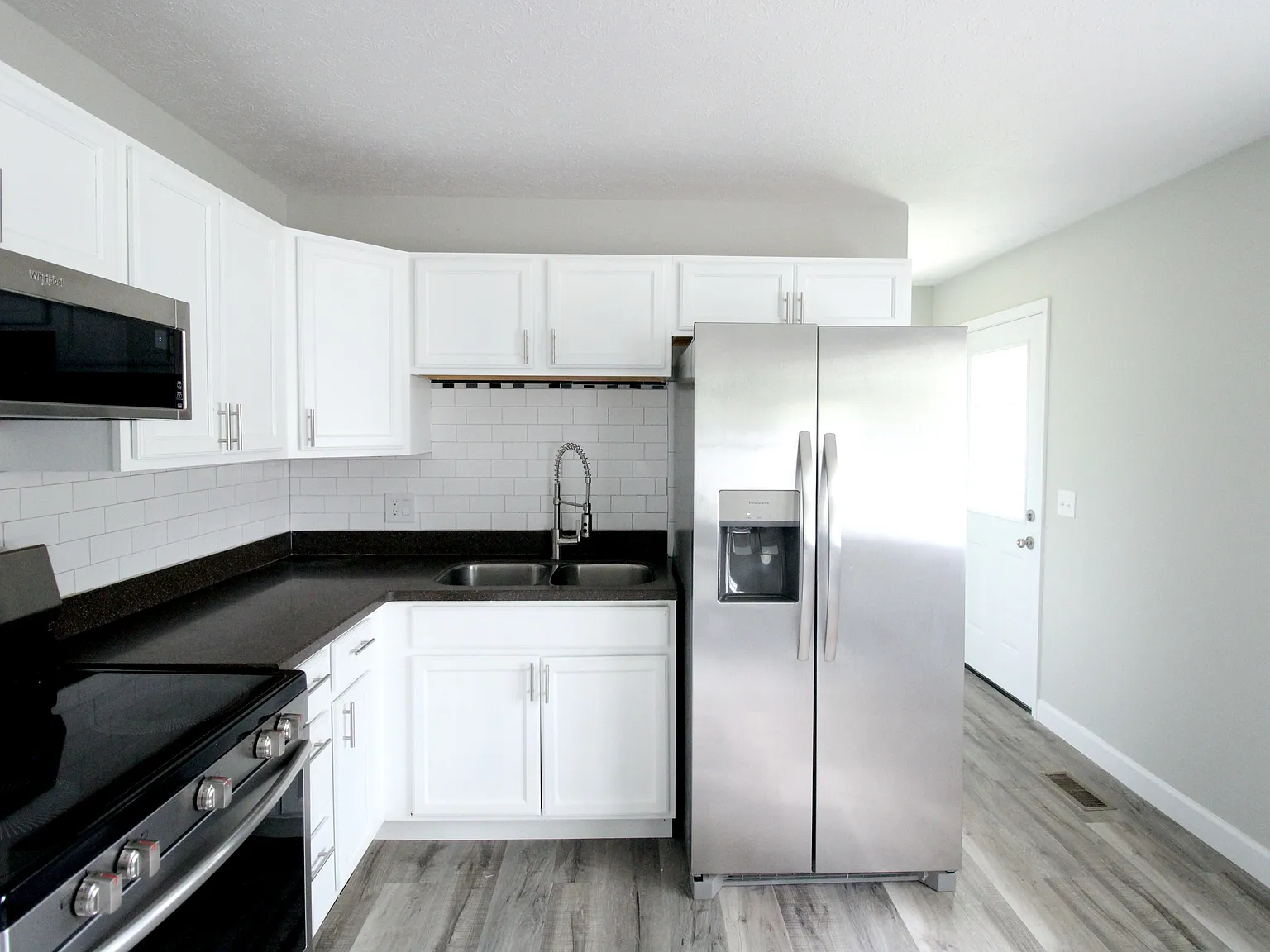 3 bed, 1.5 bath, 1274 sqft, $1,550 — Photo 2
