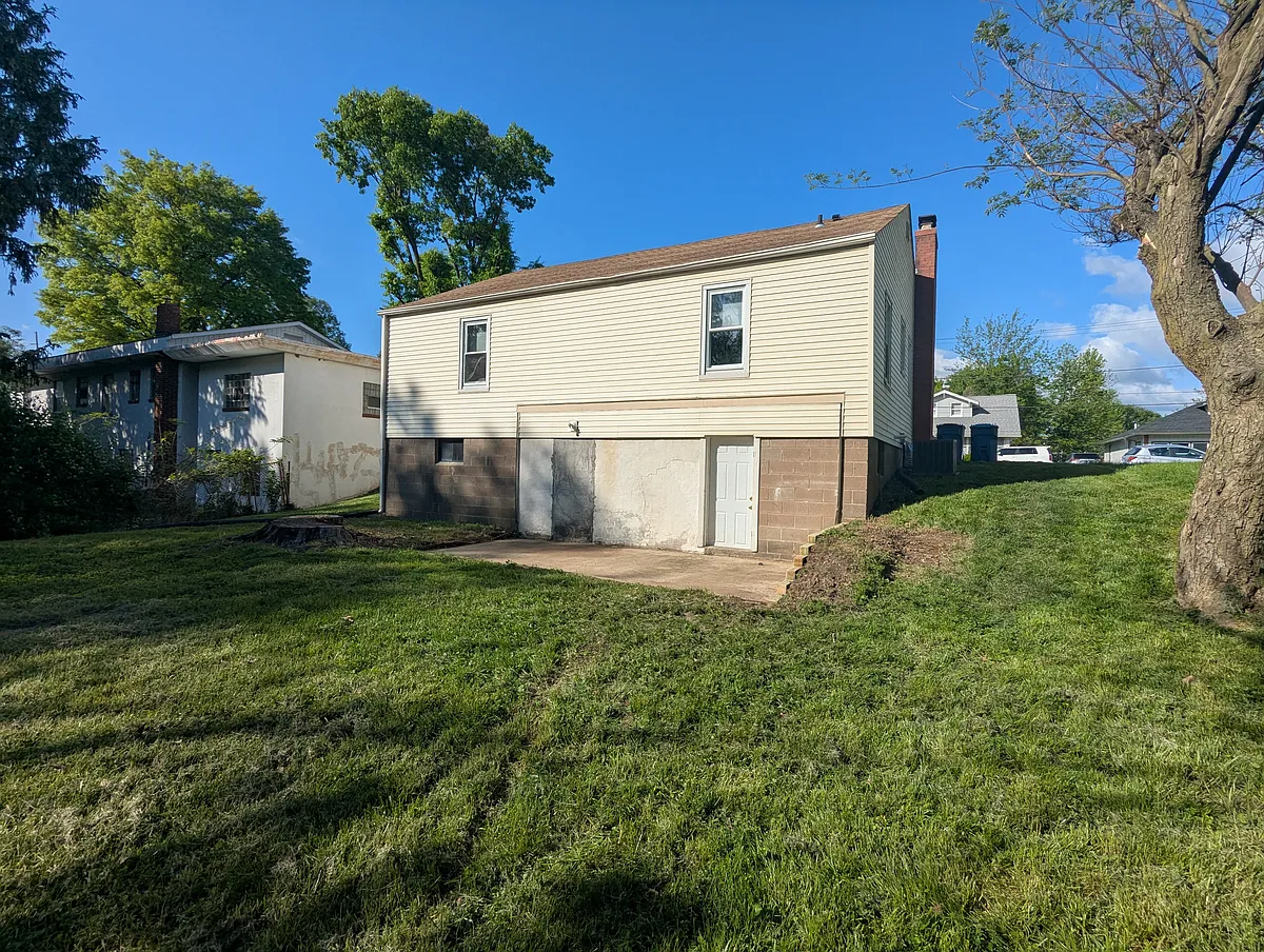 House, Back Yard - 610 Milton Rd