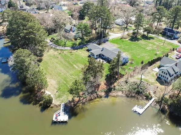 2 Division St, Onancock, VA 23417
