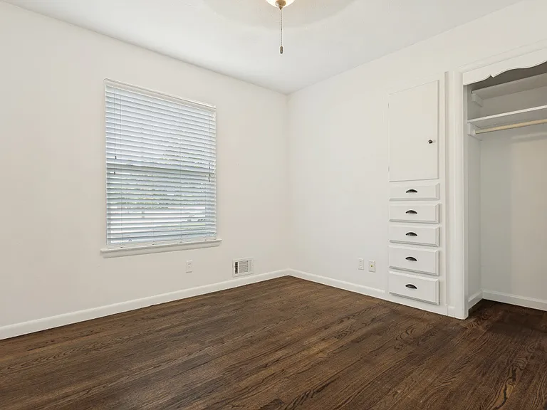 428 E Spring Valley Rd — Photo 23