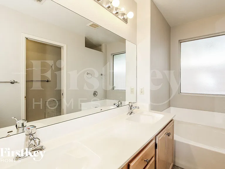 8420 W Wethersfield Rd — Photo 10