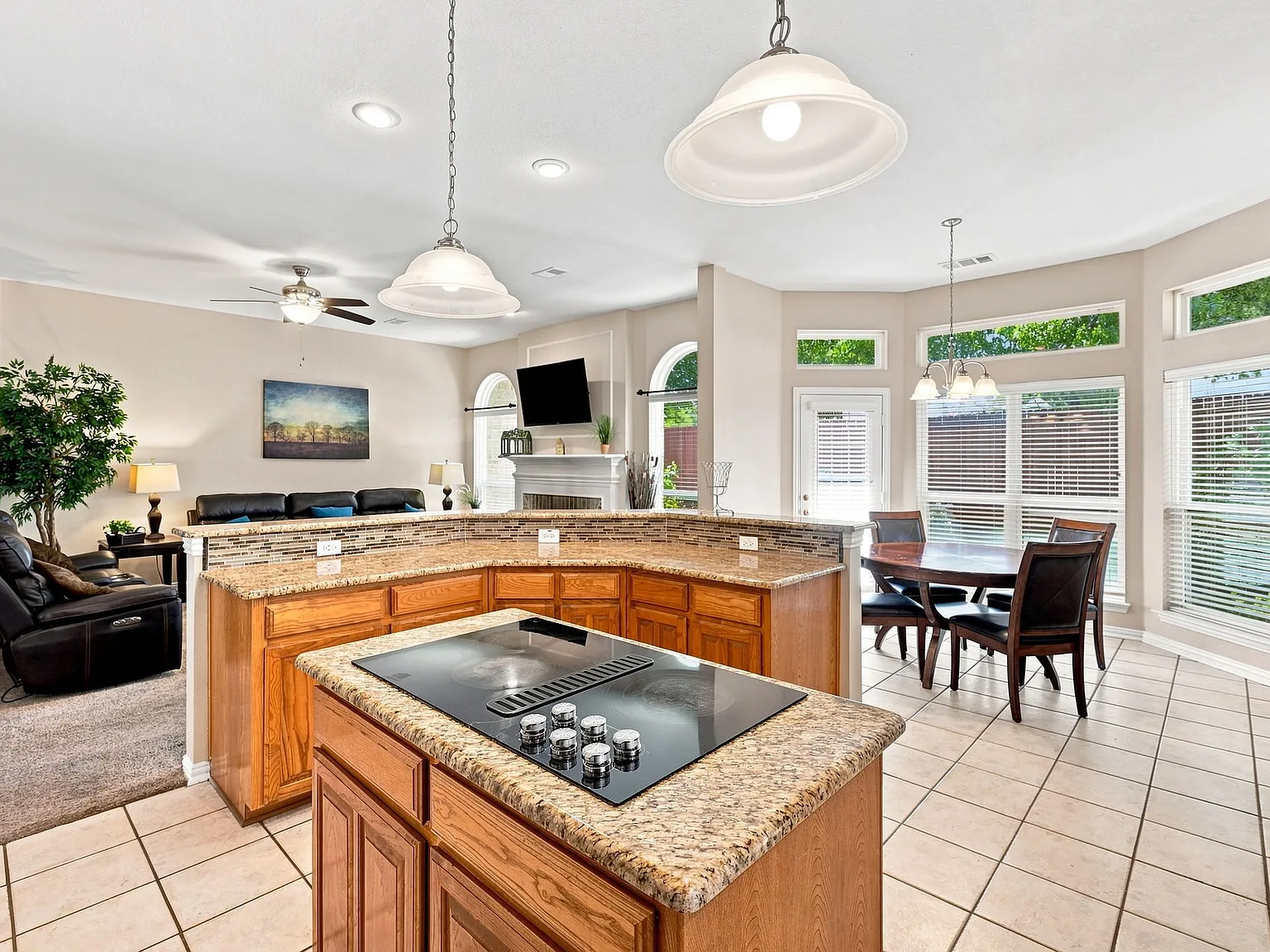 4 bed, 2569 sqft, $4,200 — Photo 4