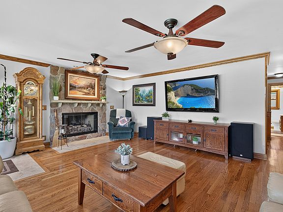 5th image of 406 Brown St