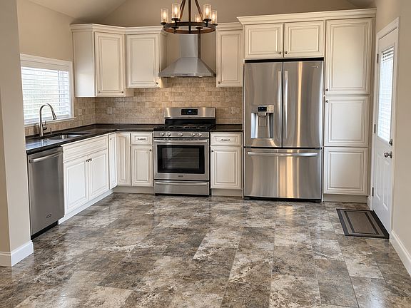 2nd image of 754 Spring St