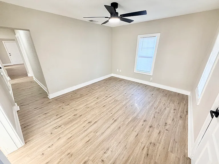 1327 Bailey Ave — Photo 6