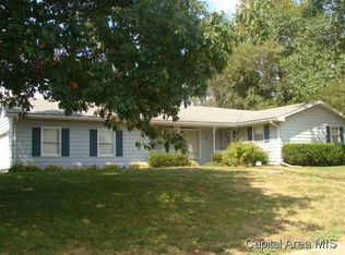 11 Cardinal Dr, Jacksonville, IL 62650