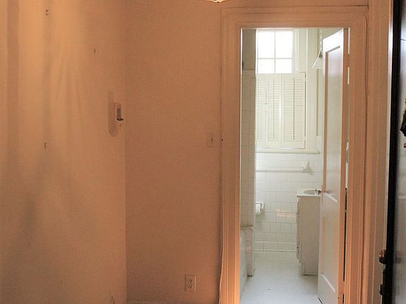 2nd image of 906 Prince St APT 203
