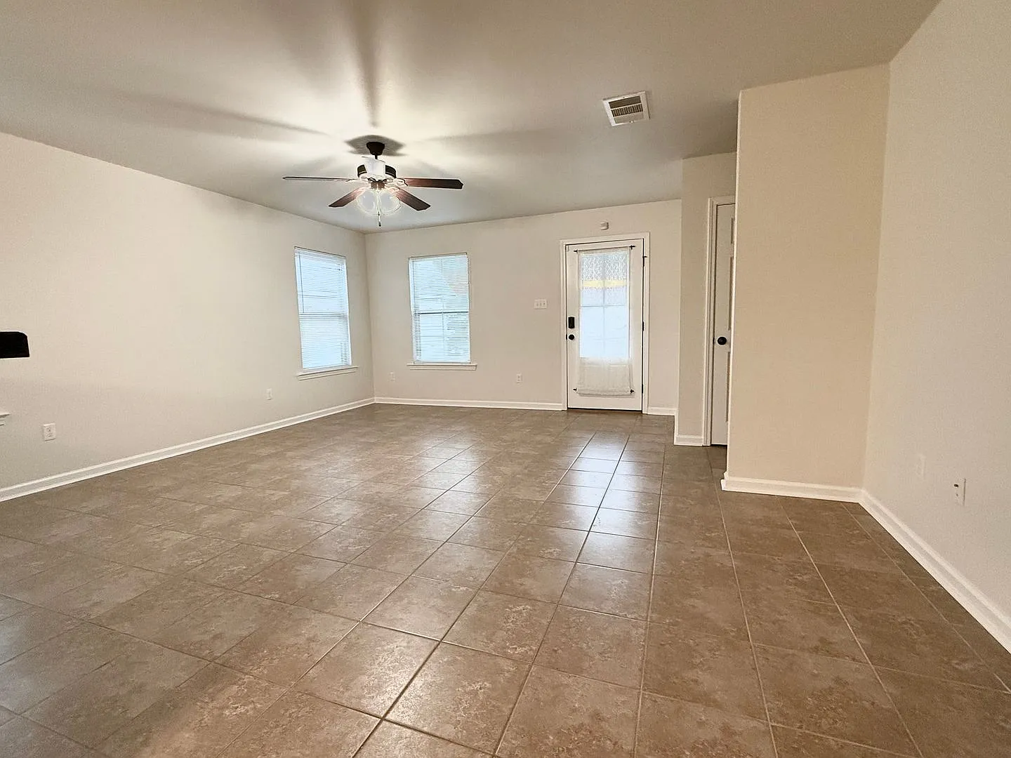 Beautiful 3 Bedroom Home In Prairieville — Photo 4