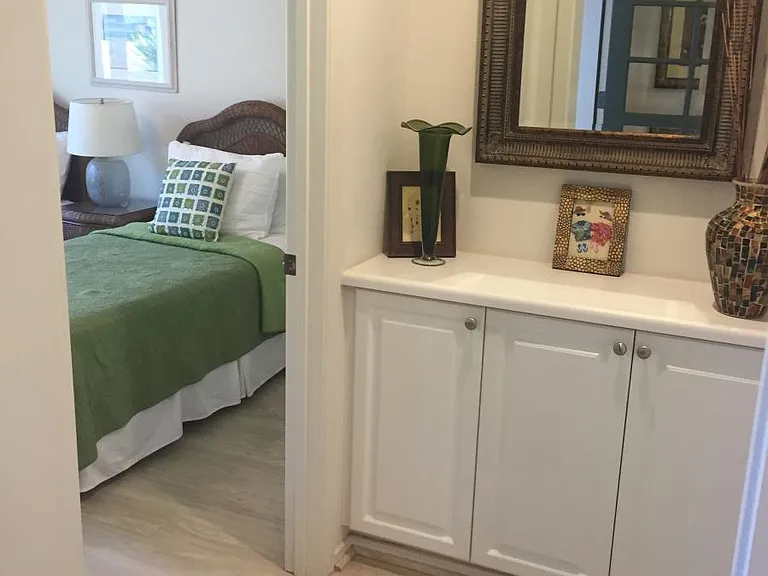 Guest-bedroom/bathroom entrance