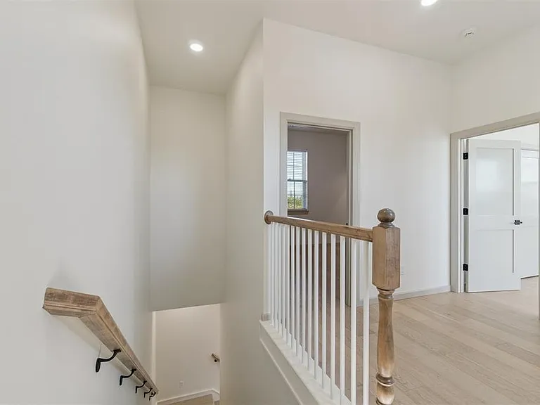18835 Selah Way — Photo 34