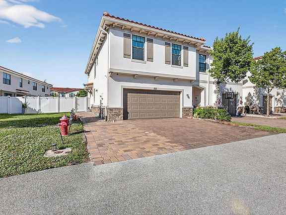 2nd image of 1011 Willow Place