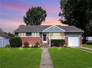 2 Haven Ln, Old Bethpage, NY 11804