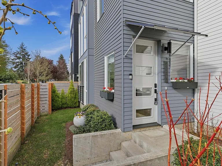 6320 41st Ave SW #A — Photo 2