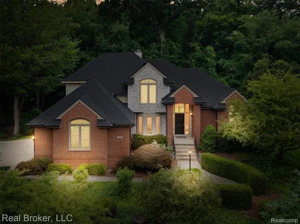 260 Forest Crest Dr, Commerce Township, MI 48390