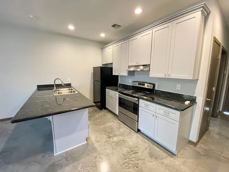 144 Arlington Dr — Photo 4