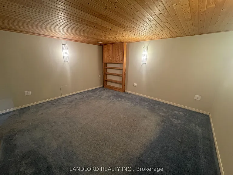 833 Laurier Ave — Photo 29