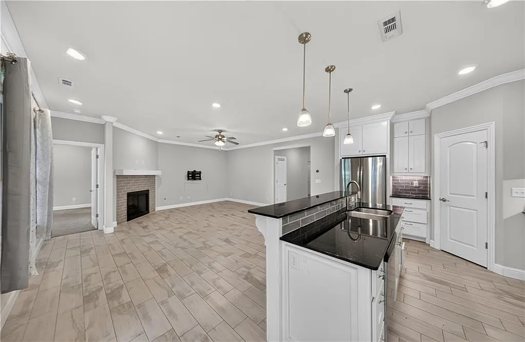 4 bed, 1915 sqft, $2,095 — Photo 3