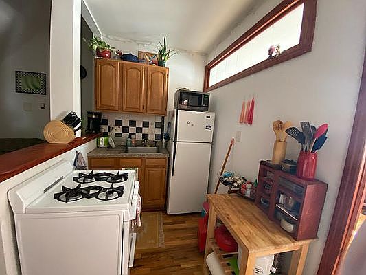 3rd image of 157 Manhattan Ave #2R