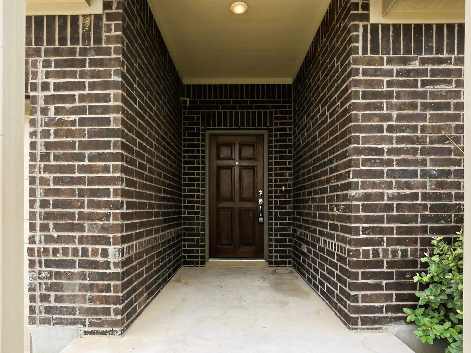 4 bed, 2240 sqft, $2,450 — Photo 2