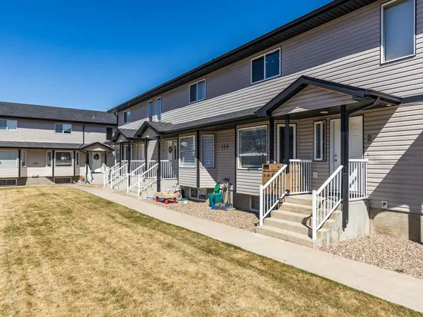 128 W 3rd St NE #2, Redcliff, AB T0J 2P0