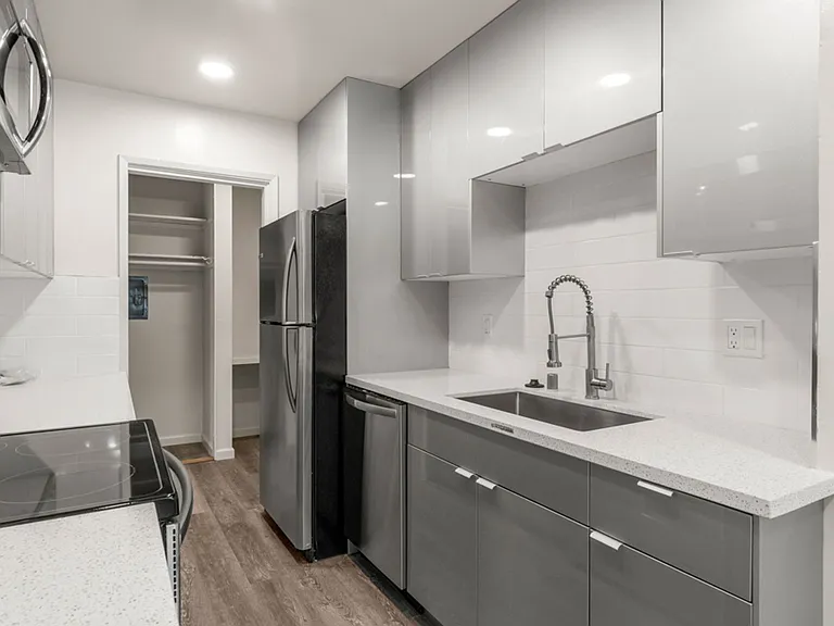 2441 Carlmont Dr — Photo 8