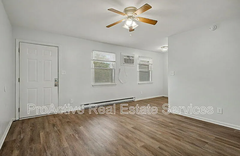 2 bed, 1.0 bath, 819 sqft, $1,350 — Photo 2