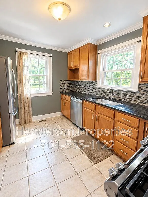 4 bed, 2.0 bath, 2590 sqft, $3,300 — Photo 3